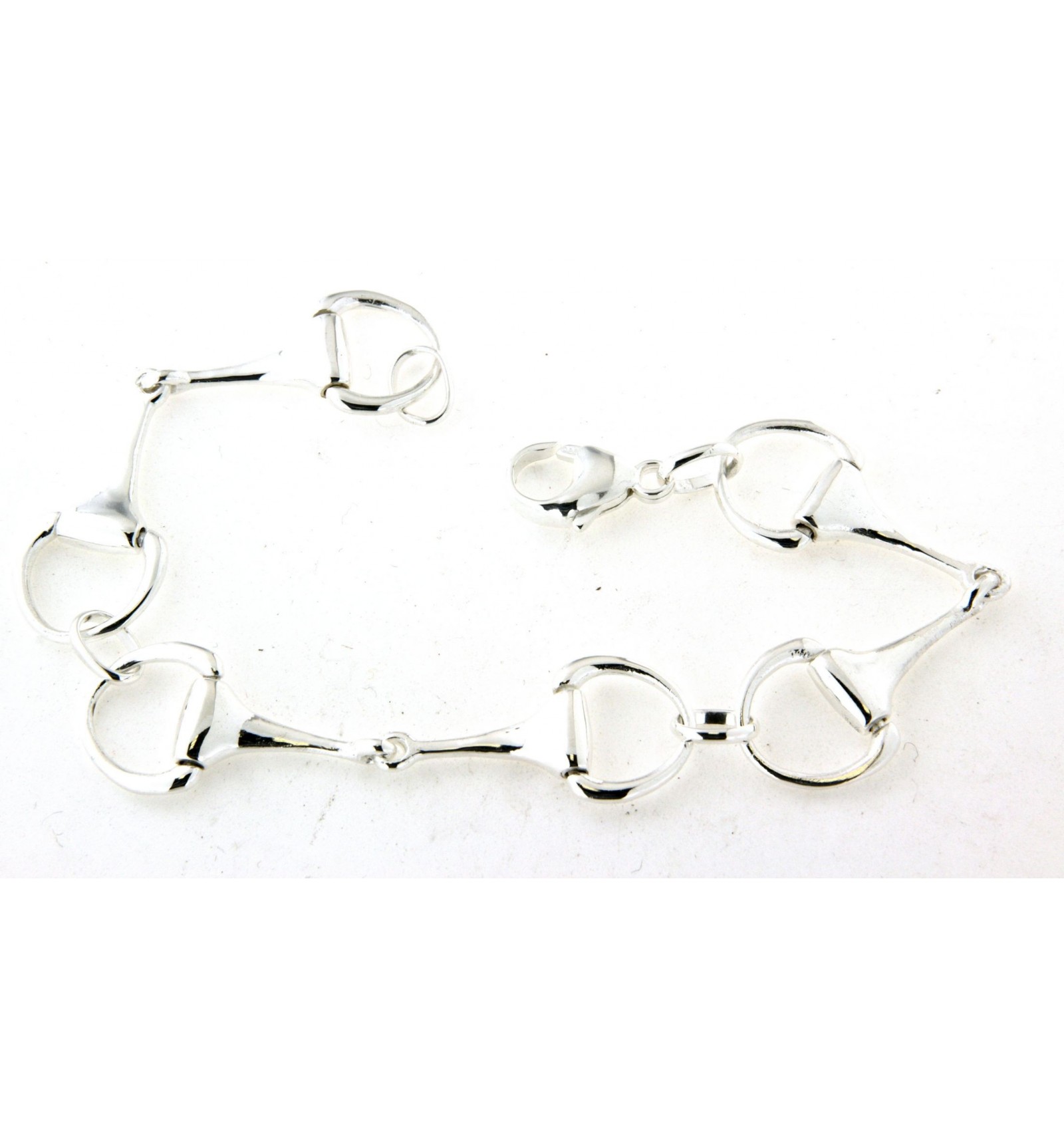 découvrez l'origine et les différents styles du bracelet mors de cheval, un bijou élégant inspiré par l'univers équestre.