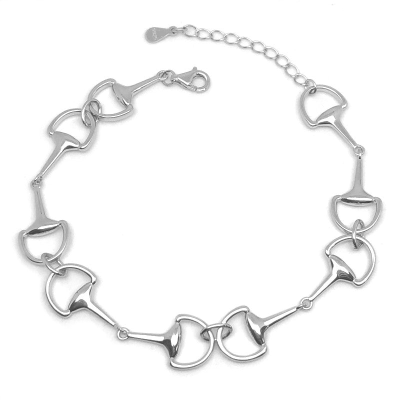 découvrez l'origine et les styles du bracelet mors de cheval, un accessoire élégant et symbole d'authenticité équestre.