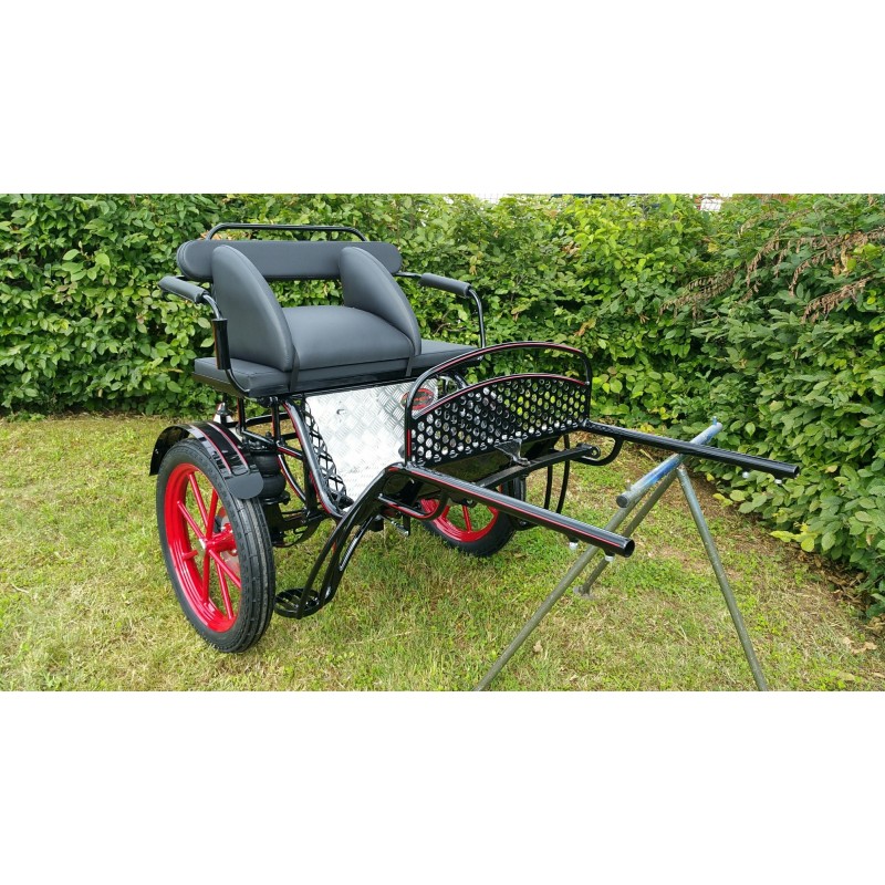 découvrez l'usage de la calèche 2 roues pour chevaux, une solution pratique et élégante pour vos balades et transports hippomobiles.